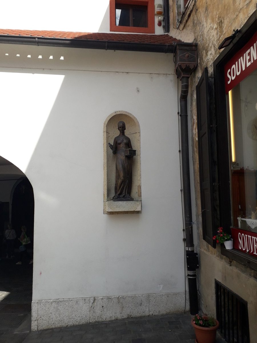 ZAGREB TOUR – Dora